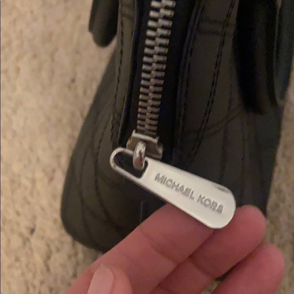 Michael Kors purse - Picture 4 of 9
